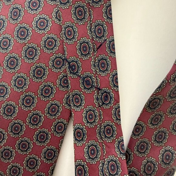 Tom James Hand Made Silk Tie Burgundy Medallion Geometric Pattern - Picture 6 of 7